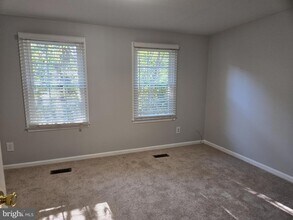 20535 Strath Haven Dr in Montgomery Village, MD - Foto de edificio - Building Photo