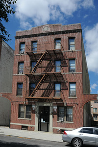 25-70 37th St in Astoria, NY - Foto de edificio - Building Photo