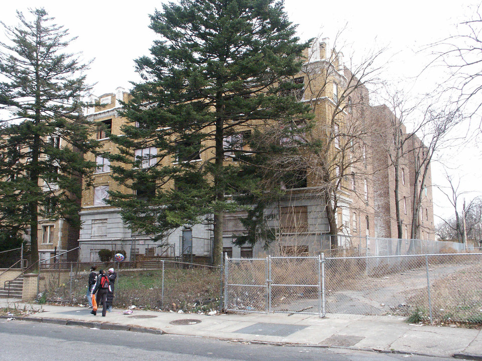 106 N Walnut St in East Orange, NJ - Building Photo