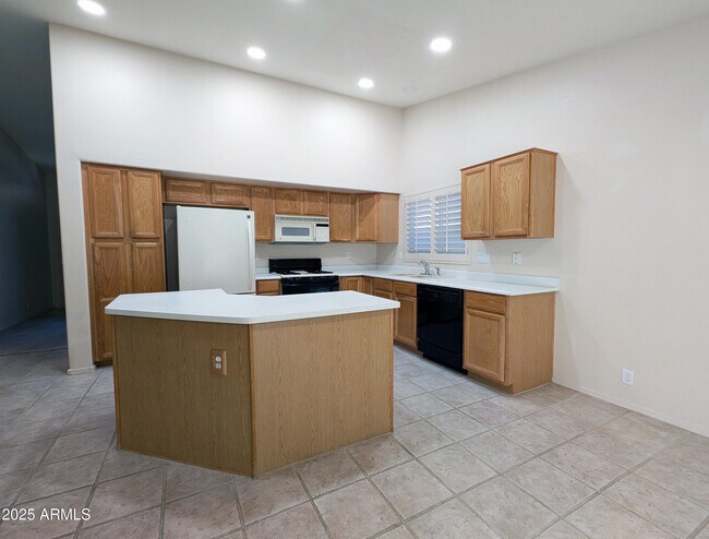 9207 W St John Rd in Peoria, AZ - Foto de edificio - Building Photo