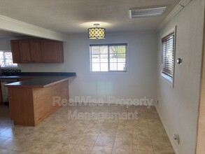 1296 NW Keasey St in Roseburg, OR - Foto de edificio - Building Photo