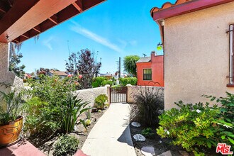 8853 S Halldale Ave in Los Angeles, CA - Building Photo - Building Photo