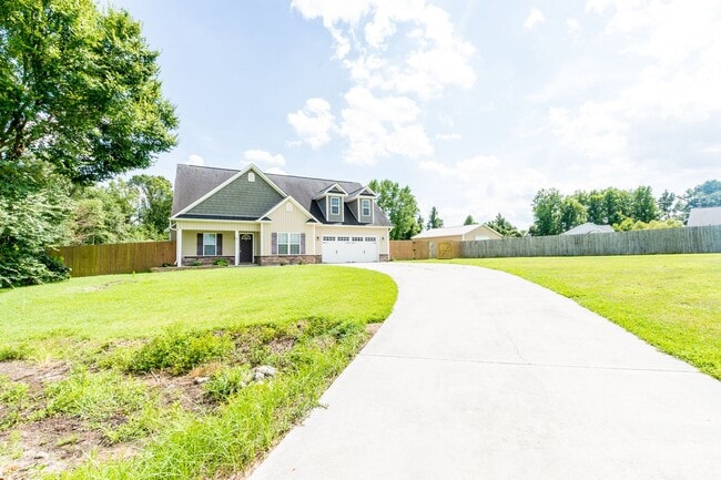 310 Cabinwood Ct in Richlands, NC - Building Photo - Building Photo