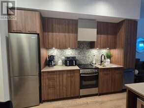 10 Lagerfeld Dr in Brampton, ON - Building Photo - Building Photo