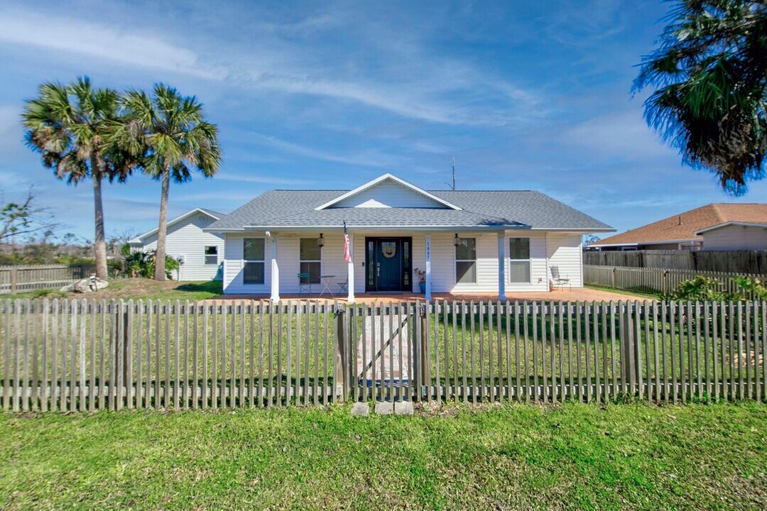 1007 Cypress Ave in Mexico Beach, FL - Building Photo