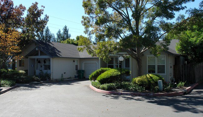 59 Lark Center Dr in Santa Rosa, CA - Foto de edificio - Building Photo