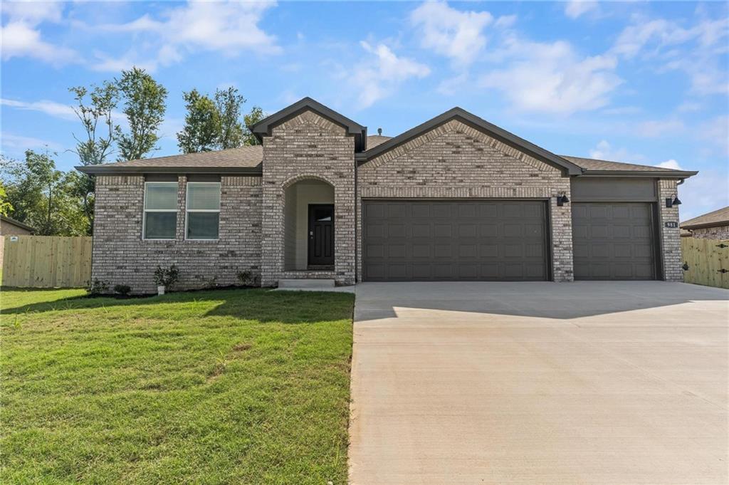 981 PEBBLE Dr in Prairie Grove, AR - Building Photo