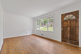 1982 Rena Cir SW in Atlanta, GA - Foto de edificio - Building Photo