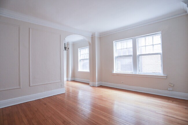 735 W Junior Terrace-Unit -303 in Chicago, IL - Building Photo - Building Photo