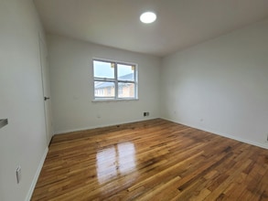 500 Adams Ln in North Brunswick, NJ - Building Photo - Building Photo