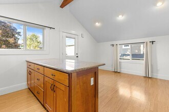 3803 SE 65th Ave in Portland, OR - Building Photo - Building Photo