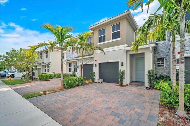 142 SW 170th Ave in Pembroke Pines, FL - Building Photo - Building Photo