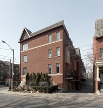 2286-2291 Queen St in Toronto, ON - Building Photo - Building Photo