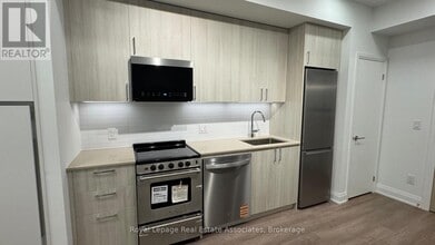 3250 Carding Mill Trail in Oakville, ON - Building Photo - Building Photo