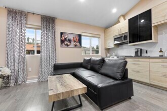11429 Dona Pegita Dr, Unit 11427 in Studio City, CA - Building Photo - Building Photo