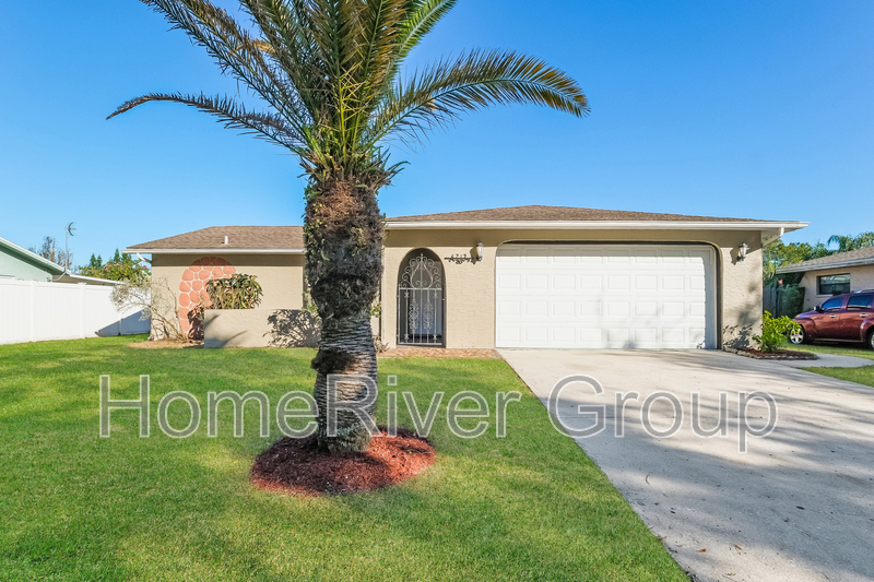 4212 Woodtrail Blvd in New Port Richey, FL - Foto de edificio