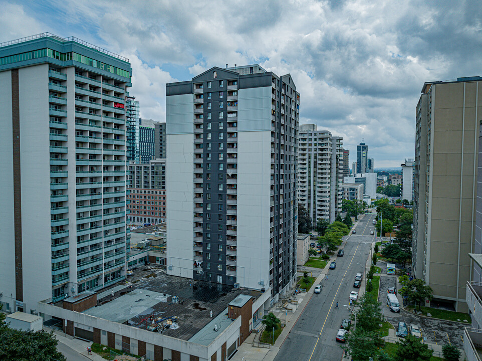 200 Jackson St W in Hamilton, ON - Building Photo