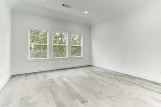2105 Couch St in Houston, TX - Foto de edificio - Building Photo