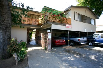 Woodland Park Apartments in East Palo Alto, CA - Building Photo - Building Photo