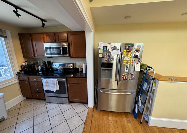 208 Holland St, Unit 2 in Somerville, MA - Foto de edificio - Building Photo