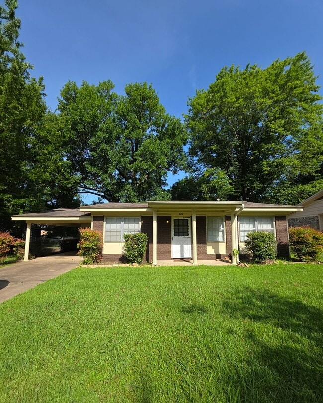property at 821 N Parker Rd