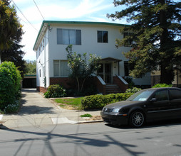 715 N Claremont St in San Mateo, CA - Foto de edificio - Building Photo