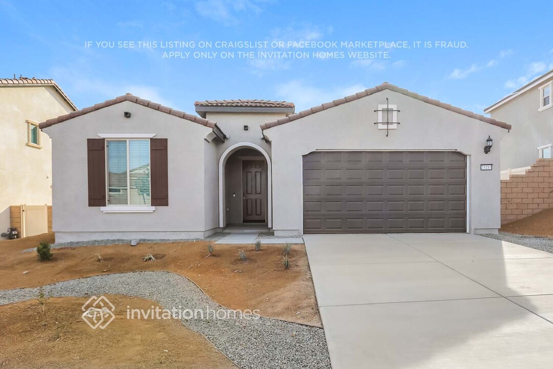 25185 Lone Oak Dr in Menifee, CA - Foto de edificio