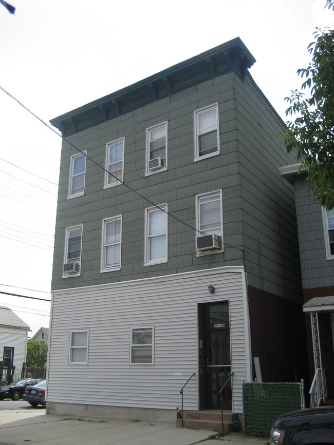 2052 121st St in Flushing, NY - Foto de edificio - Building Photo