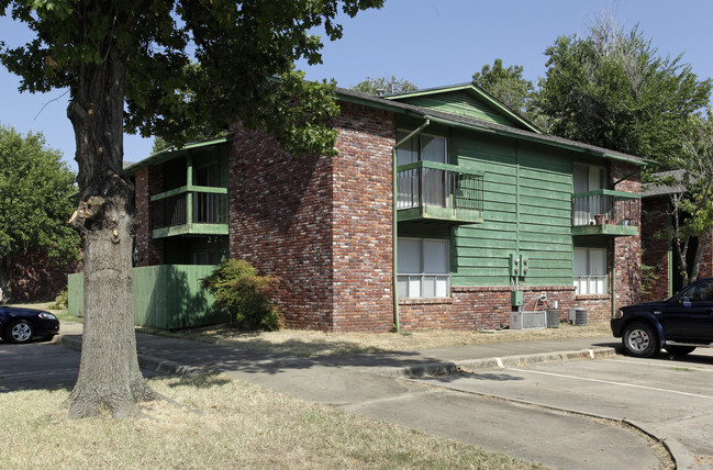 Village East in Muskogee, OK - Foto de edificio - Building Photo