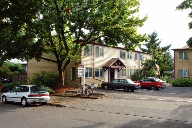 3132-3212 SE 9th Ave in Portland, OR - Building Photo - Building Photo