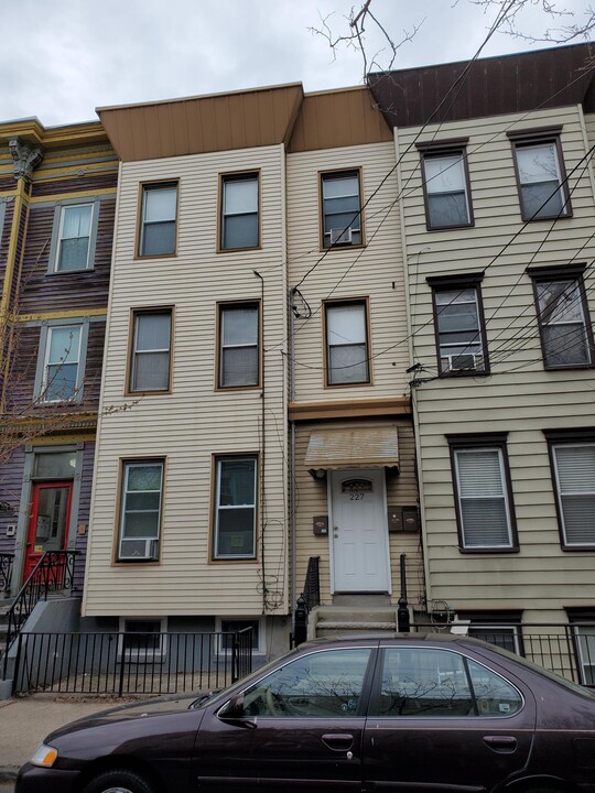 227 Brunswick St in Jersey City, NJ - Building Photo