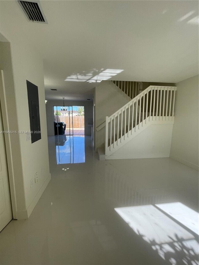 7317 NW 174th Terrace in Hialeah, FL - Foto de edificio - Building Photo