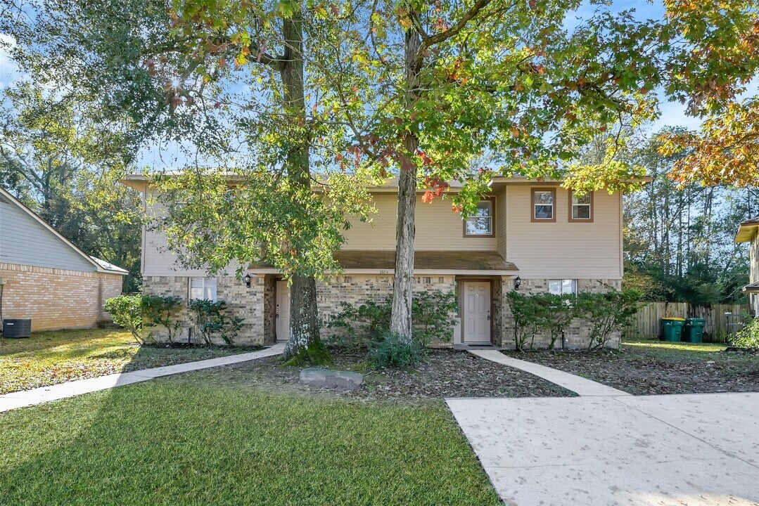 1604 Hazelwood St in Conroe, TX - Building Photo