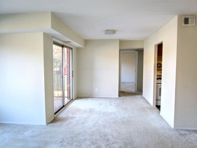 125A Clubhouse Dr SW in Leesburg, VA - Building Photo - Building Photo