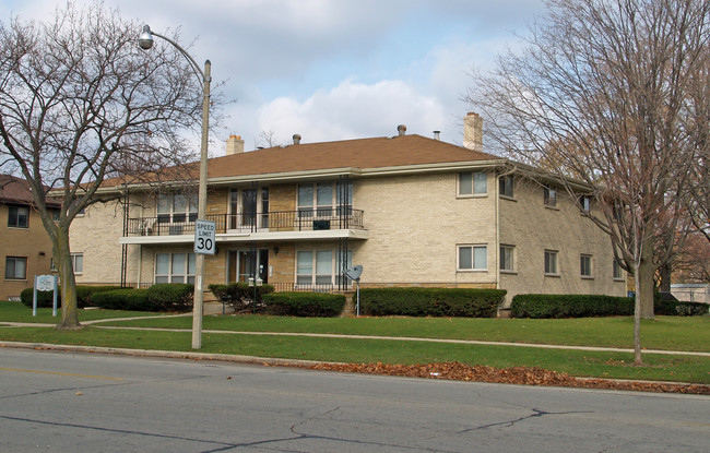 6012 W Cleveland Ave in Milwaukee, WI - Foto de edificio - Building Photo