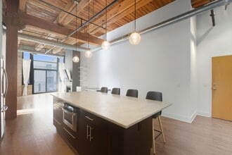 525 W Superior St, Unit 43 in Chicago, IL - Building Photo - Building Photo