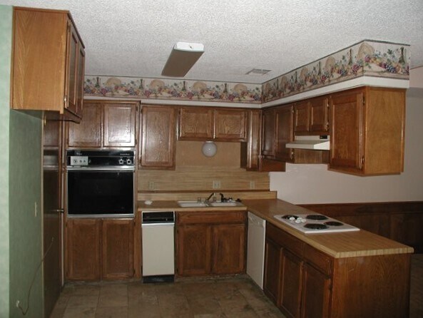 1610 Brown Trail in Hurst, TX - Building Photo