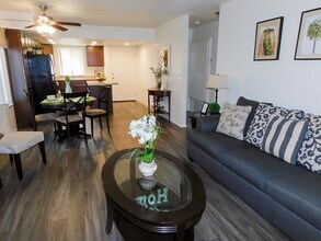 River Oaks Apartments & Townhomes in Hanford, CA - Foto de edificio - Building Photo