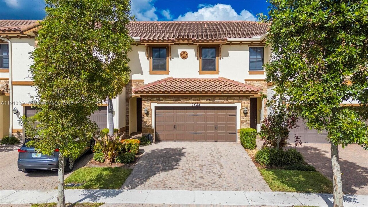 9583 Town Parc Cir N in Parkland, FL - Building Photo