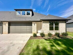 2404 Henshaw Crk Dr in Tyler, TX - Foto de edificio - Building Photo