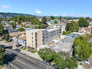 2558 Fruitvale Ave in Oakland, CA - Building Photo - Building Photo