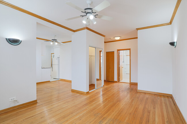 Buckingham Apartments in Chicago, IL - Building Photo - Interior Photo