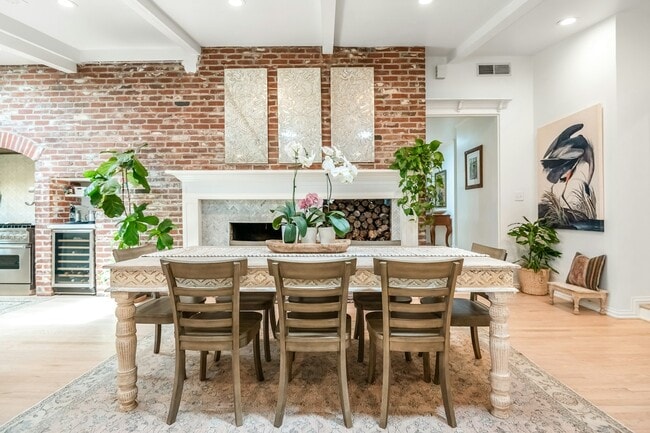 property at 1531 W Laurel Ave