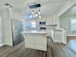 702 Marion St in Port Neches, TX - Foto de edificio - Building Photo