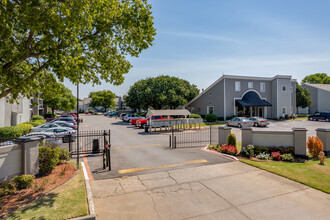 Woodland HIlls Apartments in Tulsa, OK - Foto de edificio - Building Photo