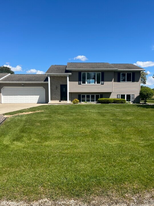 2660 Sandra Rose Ln in New Franken, WI - Building Photo