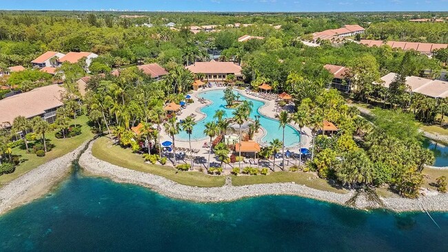 2202 Hidden Lake Dr, Unit Naples in Naples, FL - Foto de edificio - Building Photo