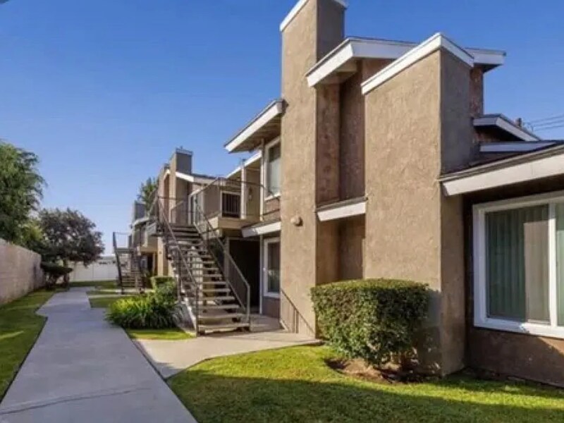 369 W Bay St in Costa Mesa, CA - Building Photo