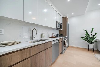 11-52 44th Dr in Queens, NY - Building Photo - Building Photo