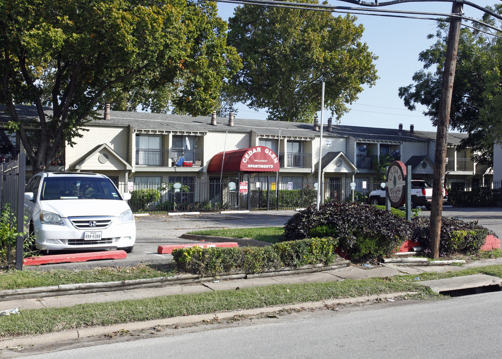 Cedar Glen Apartments in Houston, TX - Building Photo